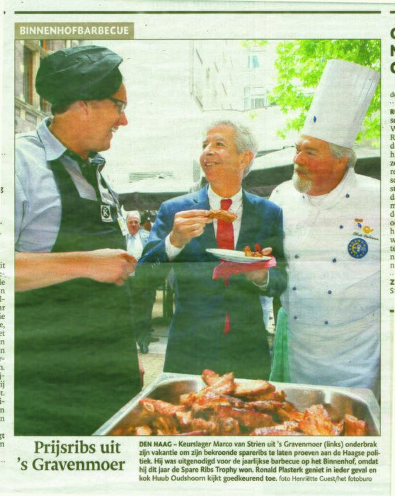 Marco verzorgt BBQ op het Binnenhof