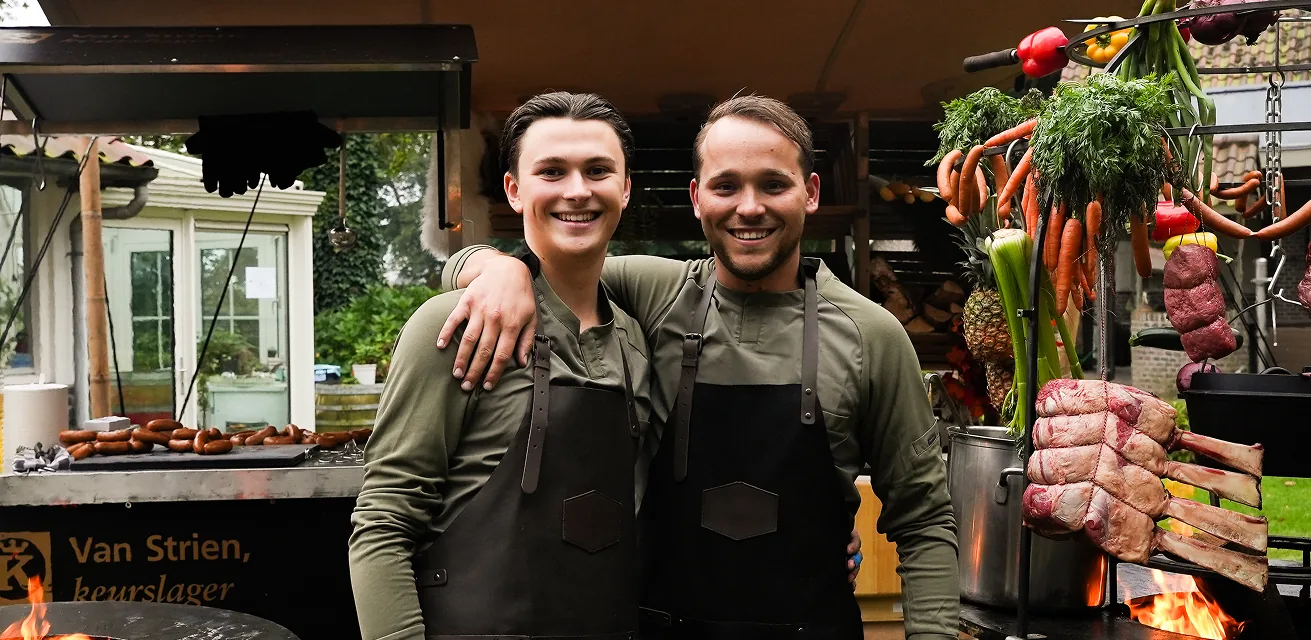 Twee medewerkers van Van Strien bij een cateringopstelling