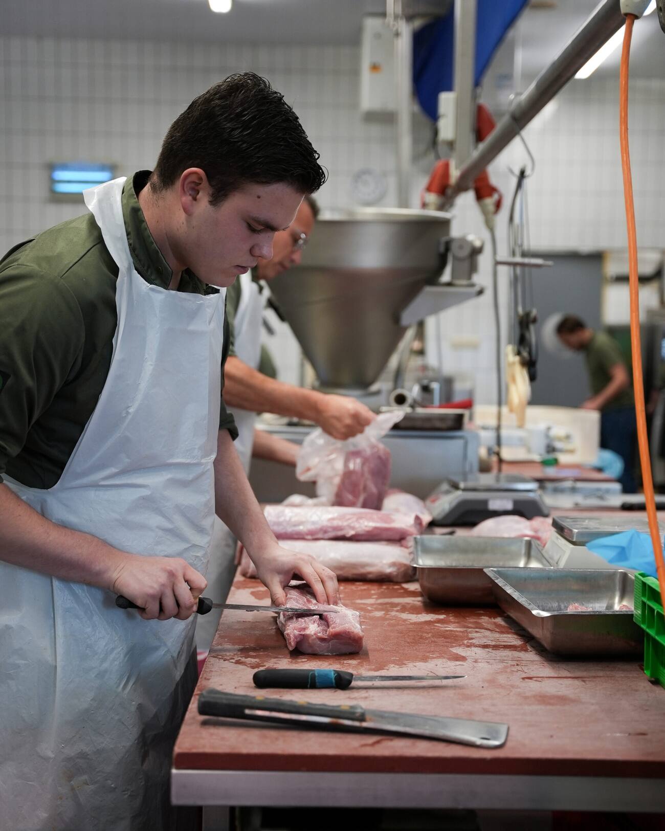 Slager aan het werk in de werkplaats