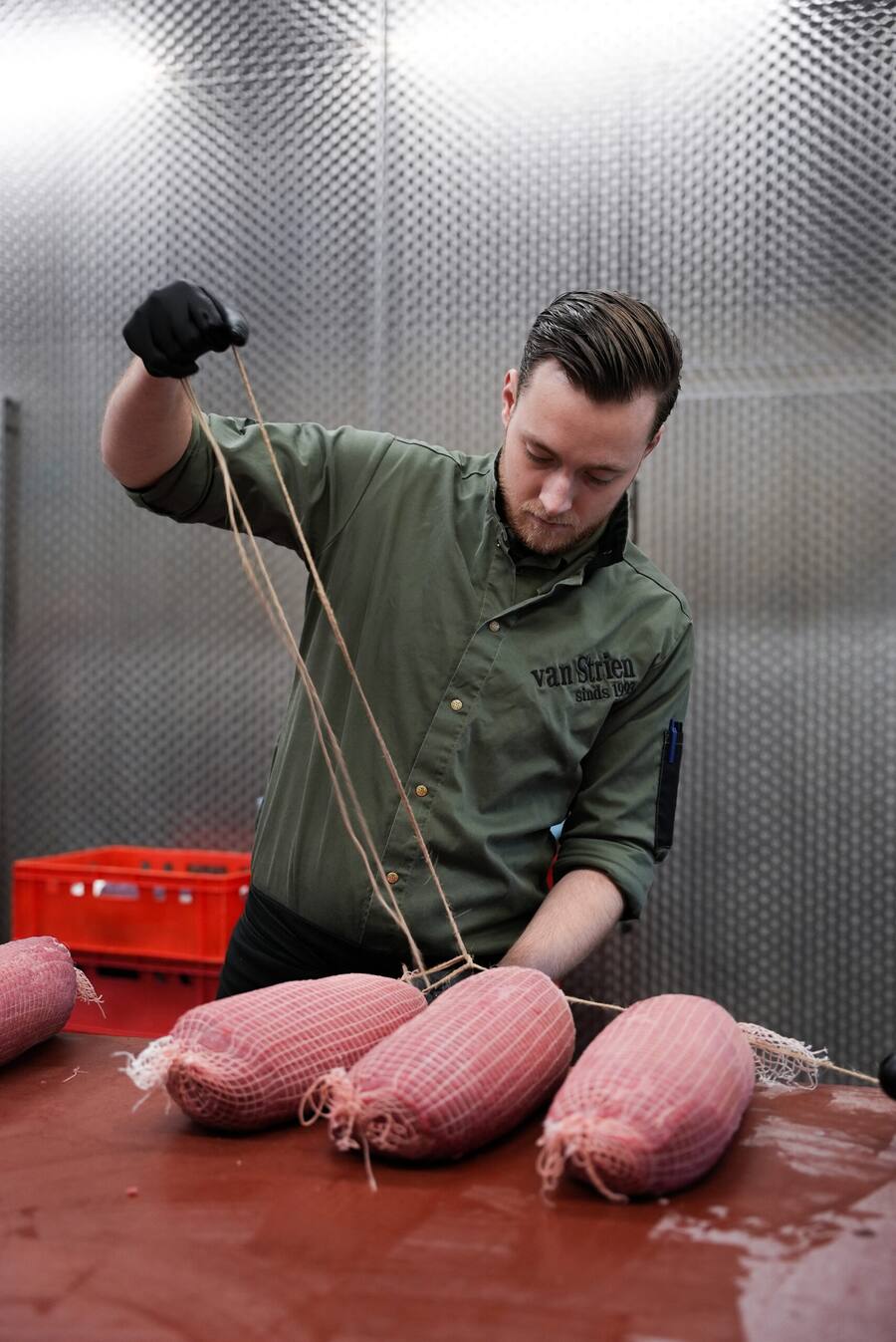 Slager bindt een rollade