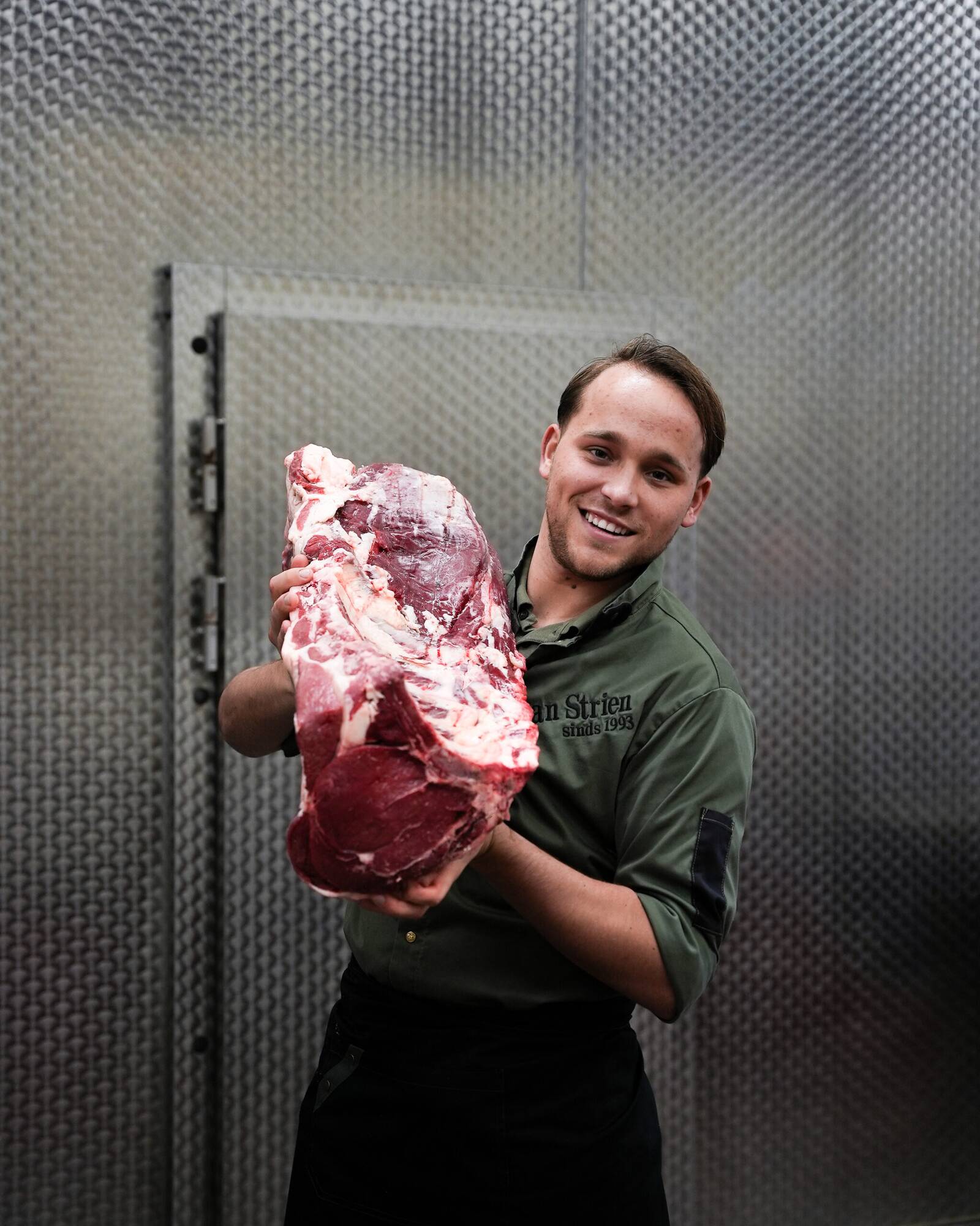 Slager met een groot stuk rundvlees