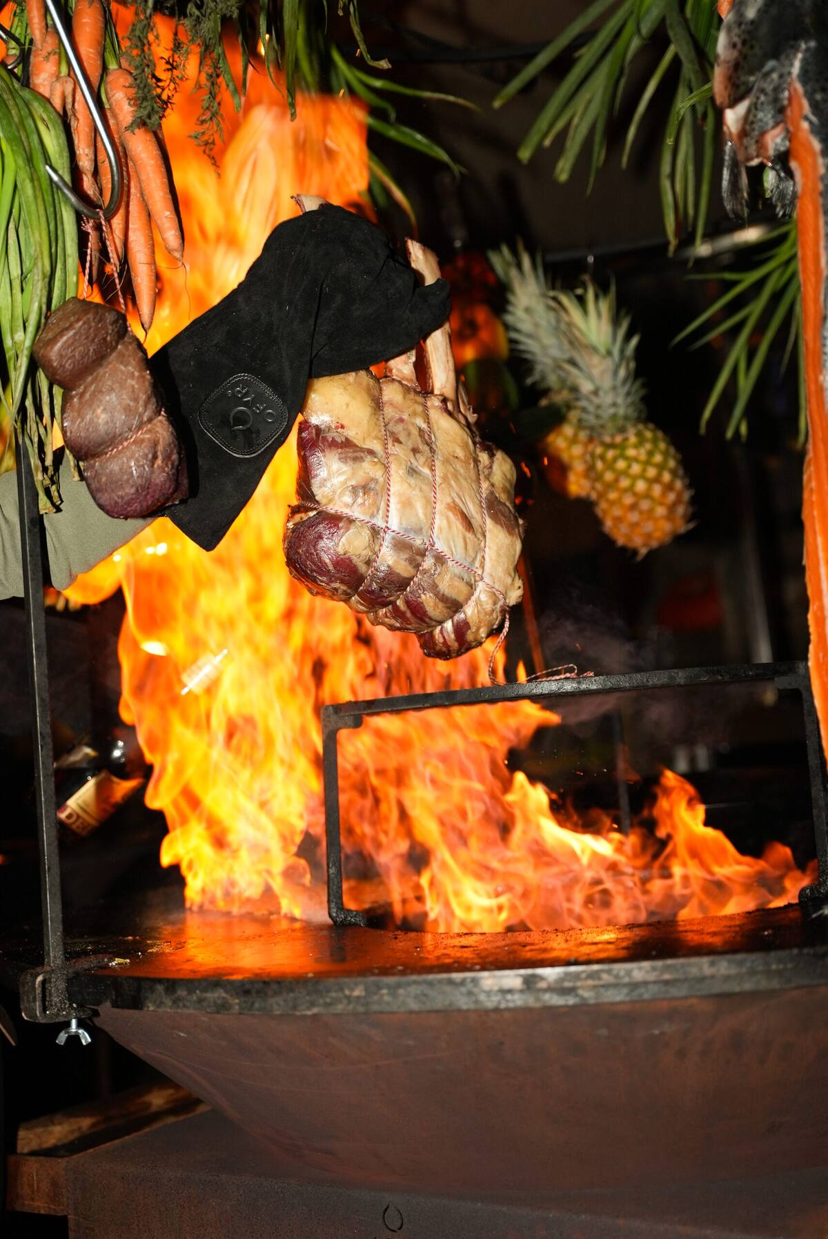 Vlees op de barbecue boven het vuur
