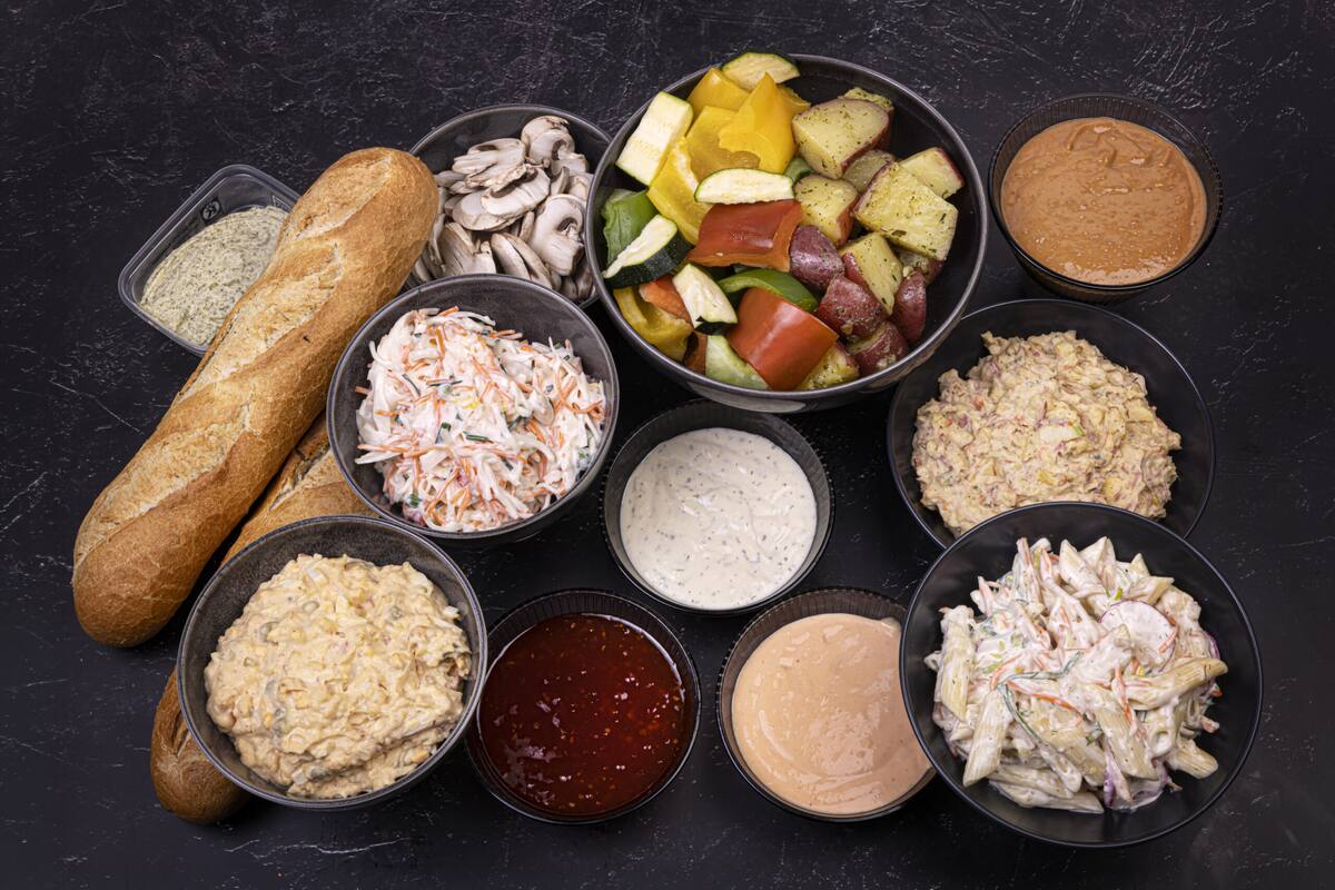 Buffet met stokbrood, salades en sauzen