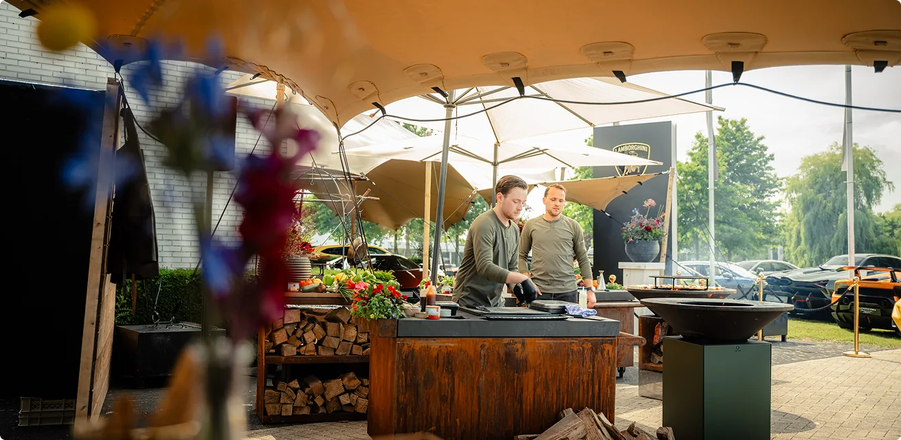 Cateringopstelling op locatie in een tent